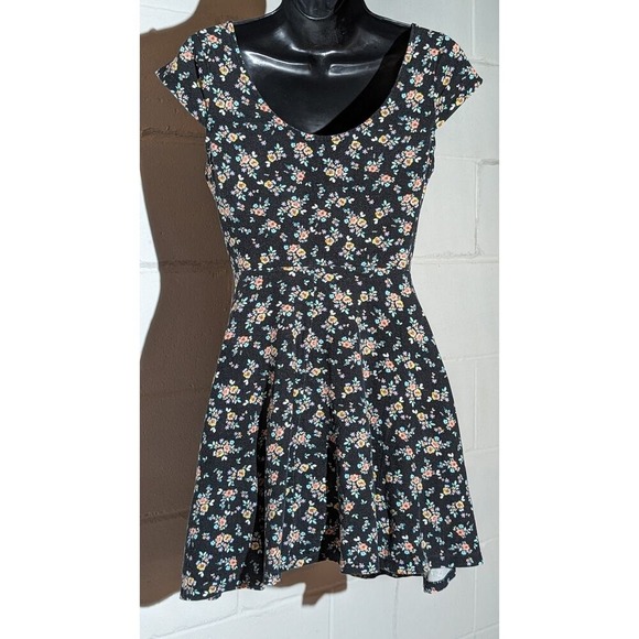 Lauren Conrad Floral Print Skater Dress Black Fit & Flare Short Sleeve Medium - Picture 3 of 5